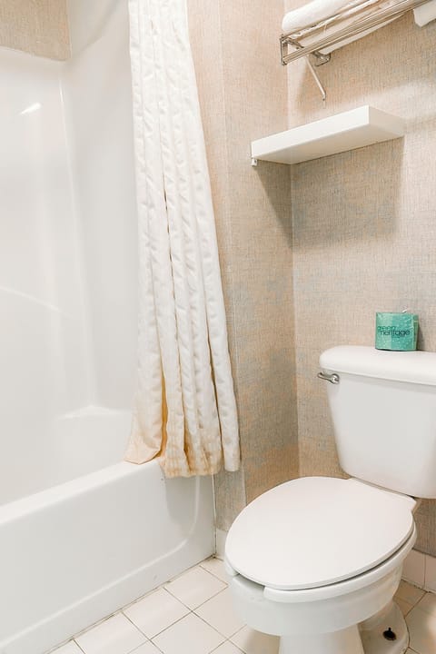 Combined shower/tub, free toiletries, hair dryer, towels