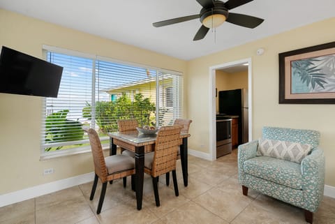 Cottage, 1 Queen Bed with Sofa bed, Kitchen (#04 Waterfront with Tiki Hut) | In-room dining