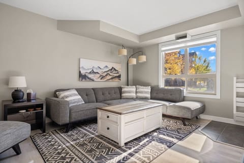 Living room with a Smart TV with cable, a sound system, board games, cozy seating options, and walkout access to the ground-floor patio. From there, you`re just steps from the outdoor pool, hot tub, fitness centre & minute from Lake Windermere.