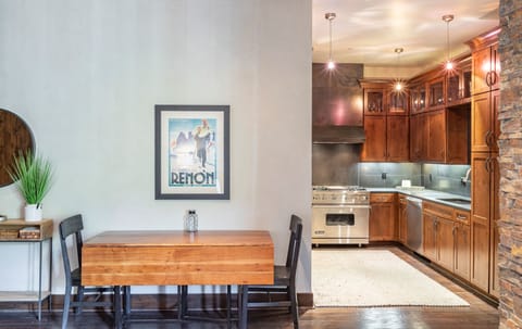 Adjustable dining table seating