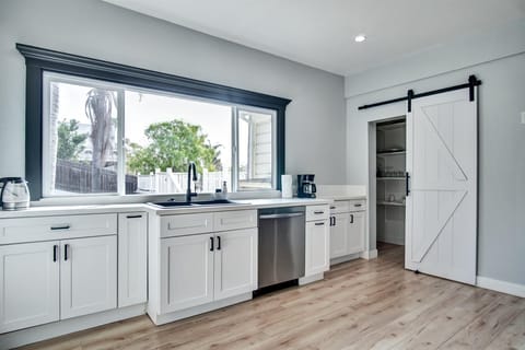 Superior House, Ocean View | Private kitchen | Full-size fridge, microwave, oven, stovetop