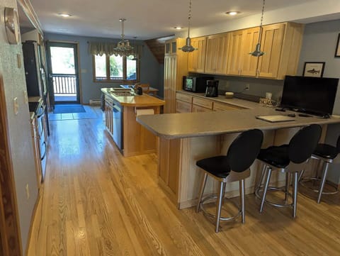 Kitchen with breakfast bar