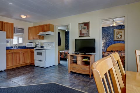 Suite, 2 Bedrooms, Kitchen | Desk, iron/ironing board, free WiFi, bed sheets