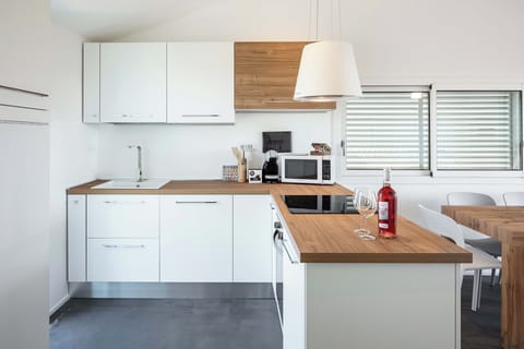 Comfort Apartment, Sea View | Private kitchen | Electric kettle