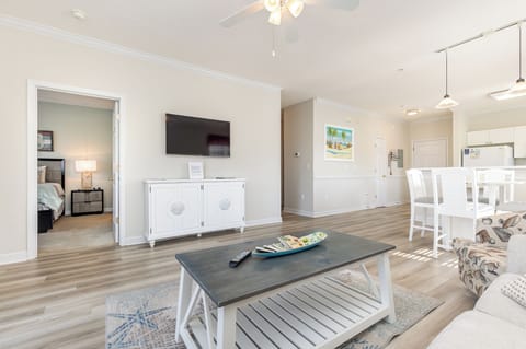 Living Room/Dining Area