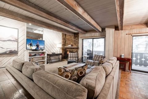 Condo, 2 Bedrooms | Living area
