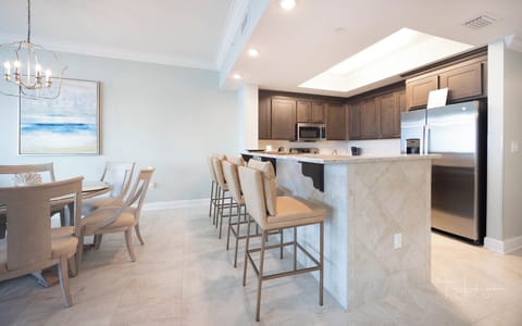 Wake up with morning coffee at the breakfast bar and get ready for a beach day in this stylish space