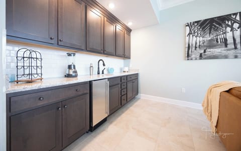 Grab a chilled drink from the fridge, blend a fruit smoothie, or create your favorite cocktail at the wet bar