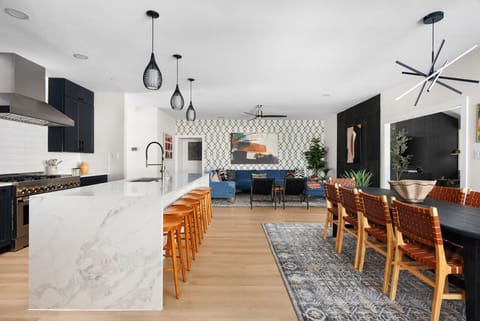 Cheers to the perfect blend of cooking and chilling! 🥂 Our kitchen bar is calling your name—because who says you can’t mix a martini while sautéing veggies?