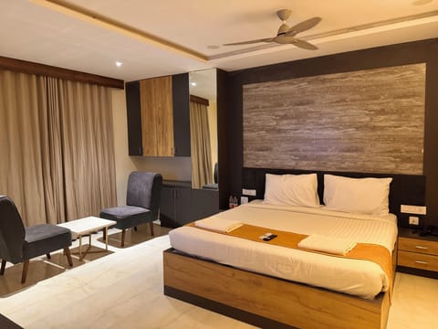 In-room safe, desk, laptop workspace, soundproofing