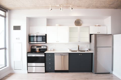 Full kitchen with 4 new stainless steel appliances