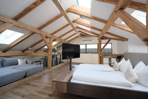 Suite | Hypo-allergenic bedding, in-room safe, desk, laptop workspace