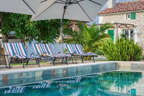outdoor area/pool/terrace