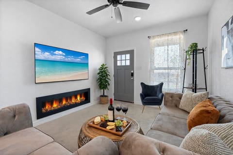 Modern Comfort Meets Convenience at Temple Twin Retreat House in Temple