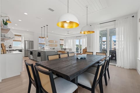 Expansive open concept living space. Great for family lounging and dining. (2)