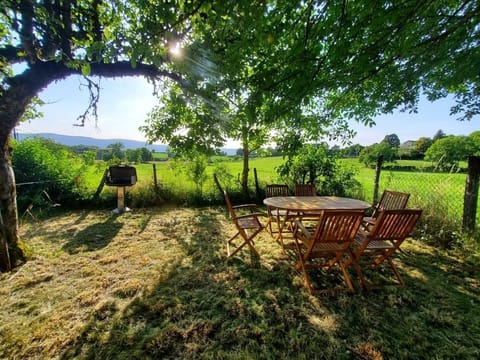tuin met BBQ en hoogwaardig houten tuinmeubilair
