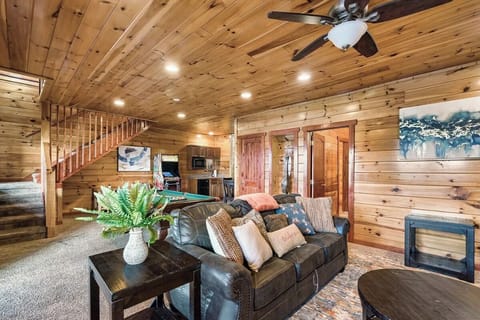 Windows to Heaven's fun game room and lounge