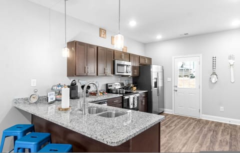 House | 2 bedrooms, desk