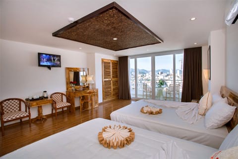 Senior Studio, Balcony | Minibar, in-room safe, desk, blackout drapes