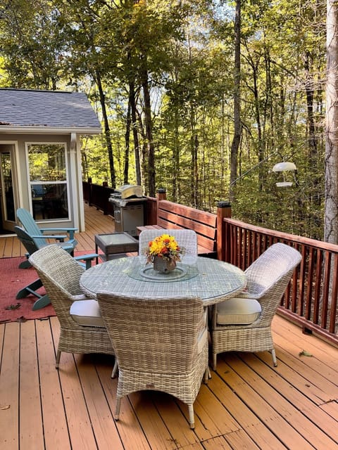 Deck table with turntable - will sit 6