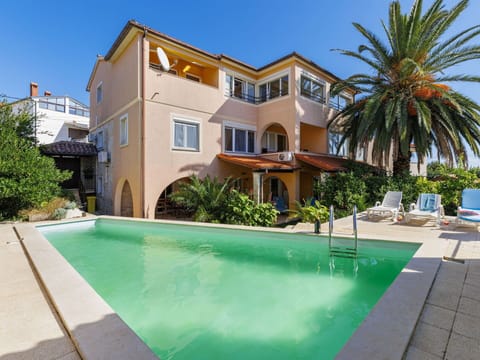 Water, Cloud, Sky, Property, Building, Swimming Pool, Seaside Resort, Blue, Tree, Azure