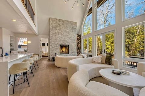 Welcome to Lakeshore Luxe, a luxurious 4-bedroom, 3.5-bathroom retreat in Jacksonport, WI. This unique and spacious home is ideal for families, couples, or friends seeking a peaceful Door County getaway with stunning lake views. Enjoy the privacy and