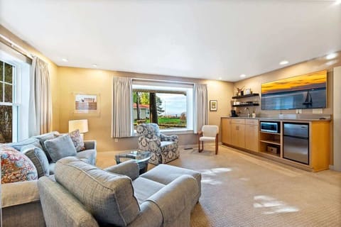 Prepare coffee and small meals and snacks in your very own private suite. 