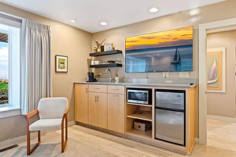 Prepare coffee and small meals and snacks in your very own private suite. 