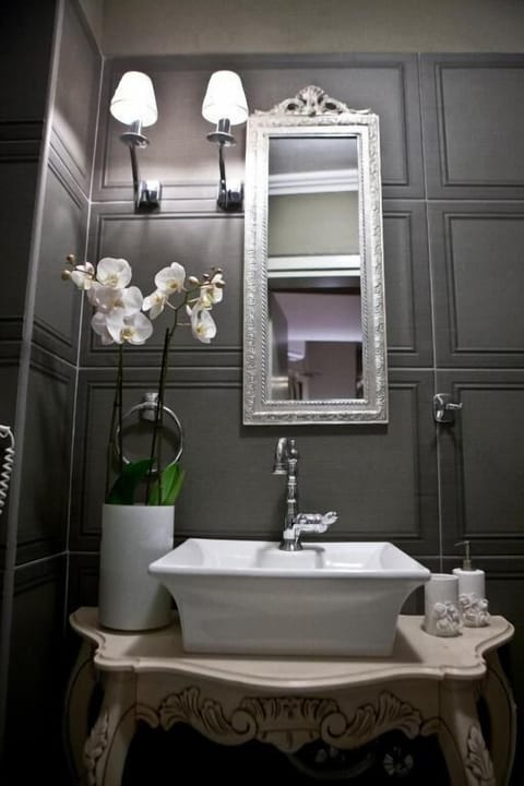 Basic Double Room | Bathroom | Hair dryer, towels, soap, shampoo