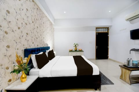 Classic Double Room, Garden View | Desk, laptop workspace, free WiFi