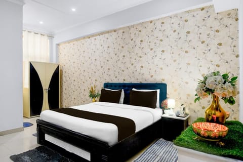 Classic Double Room, Garden View | Desk, laptop workspace, free WiFi