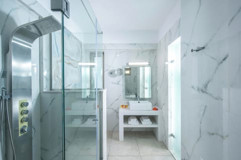 Deluxe Room, Jetted Tub, Sea View | Bathroom | Combined shower/tub, rainfall showerhead, free toiletries, hair dryer