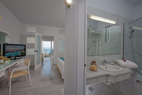 Family Suite, Private Pool, Partial Ocean View | Bathroom | Combined shower/tub, rainfall showerhead, free toiletries, hair dryer