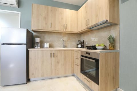 Full-size fridge, oven, stovetop, cookware/dishes/utensils