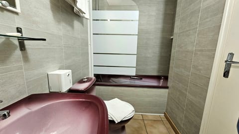 Comfort Double Room | Bathroom | Bathtub, hair dryer, towels, soap