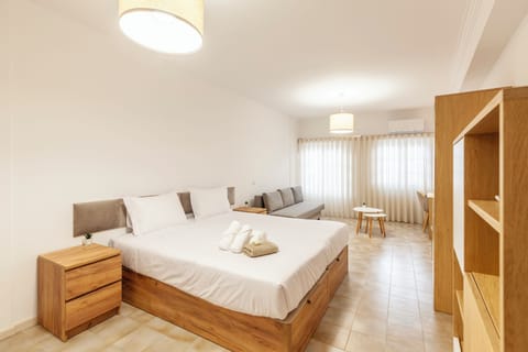 Deluxe Room, Multiple Beds, Balcony, City View (Quarto A1) | Free WiFi