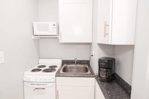 Studio, 1 King Bed | Private kitchenette | Fridge, microwave, coffee/tea maker