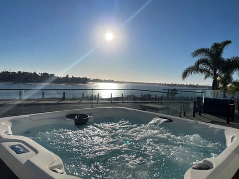 HOT TUB with 180 degree views of Mission Bay, SeaWorld, & downtown San Diego.