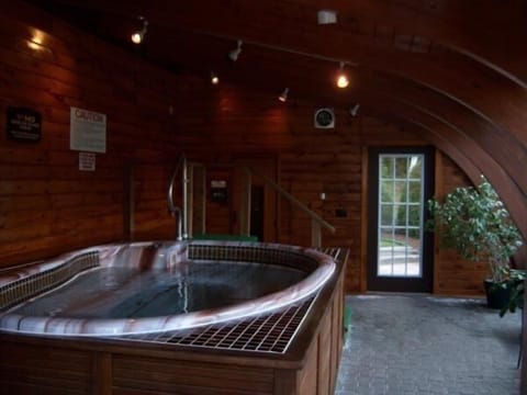 Indoor spa tub