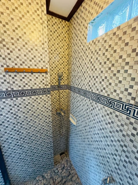 Deluxe Double Room, Balcony, Garden View | Bathroom | Shower, towels, toilet paper