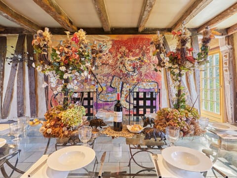 Table, Flower, Decoration, Property, Tableware, Furniture, Plant, Branch, Textile, Interior Design