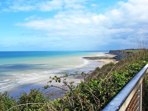 Cloud, Water, Sky, Plant, Water Resources, Natural Landscape, Vegetation, Beach, Coastal And Oceanic Landforms, Terrain