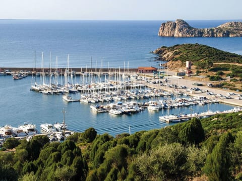 Coast, Sea, Marina, Coastal And Oceanic Landforms, Watercraft, Ocean, Boat, Port, Dock, Bay