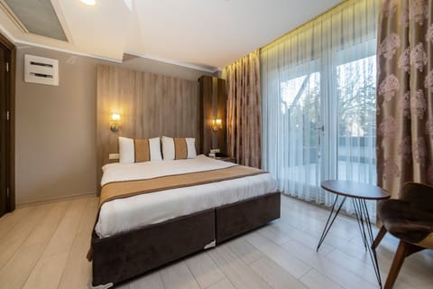 Family Room, Non Smoking, City View | Premium bedding, in-room safe, desk, laptop workspace
