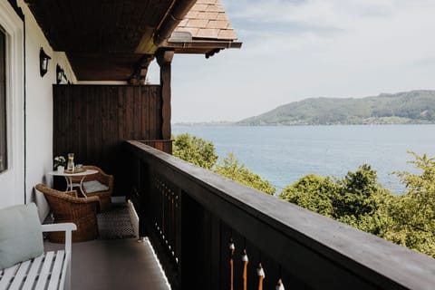 Deluxe Suite, Lake View | Desk, laptop workspace, free cribs/infant beds, free WiFi