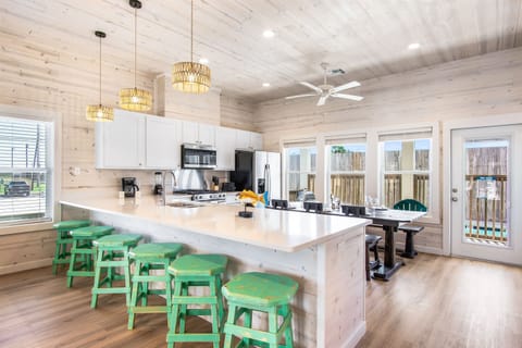Beachway #3:   Private Balcony / Views of Downtown / Heated Pool