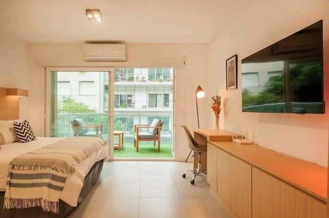 Studio | Desk, laptop workspace, free WiFi