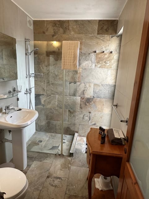 Classic Double or Twin Room | Bathroom | Hair dryer, towels, soap, shampoo