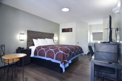 Standard Room, 1 King Bed, Non Smoking | Desk, iron/ironing board, free WiFi, bed sheets