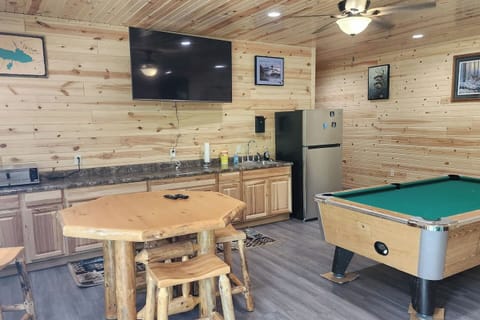 All cabins share access to the Musky Lounge an indoor/outdoor gameroom/hospitality suite featuring pool table, video games, dart board, table chairs, TV, A/C, laundry room 24/7 and bathroom. Picnic tables. Access code is found in Welcome letter.